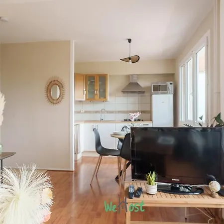 Charming Quiet With Balcony And Parking Appartement