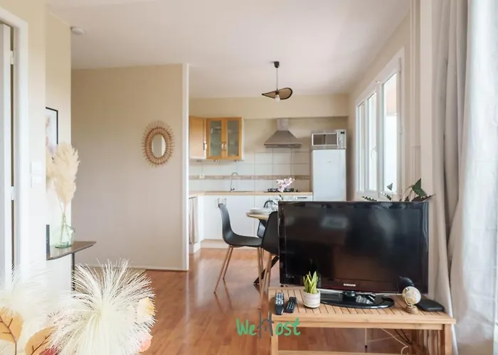 Charming Quiet With Balcony And Parking Апартаменты