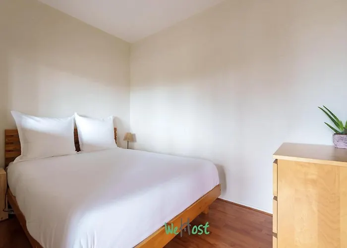 Charming Quiet With Balcony And Parking Апартаменты *